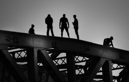 отдых на мосту