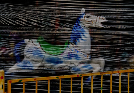 Без всадника.