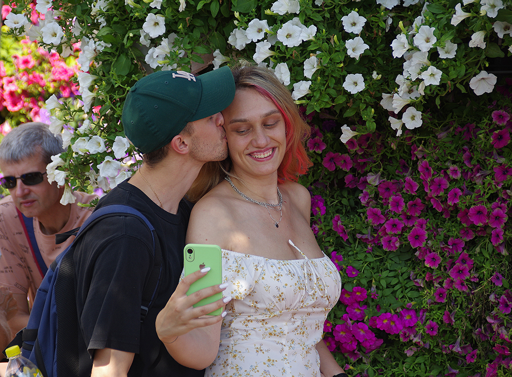 В цветочной беседке