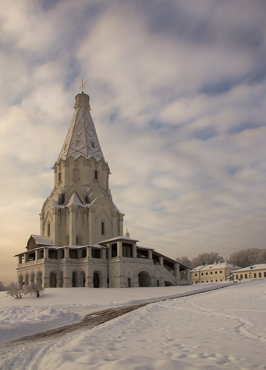 Церковь Вознесения Господня в окружении снега