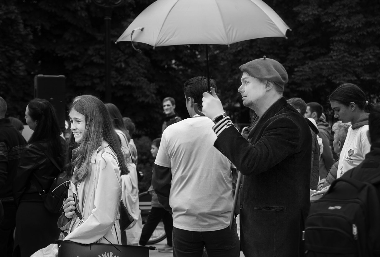 Поклонник с зонтом