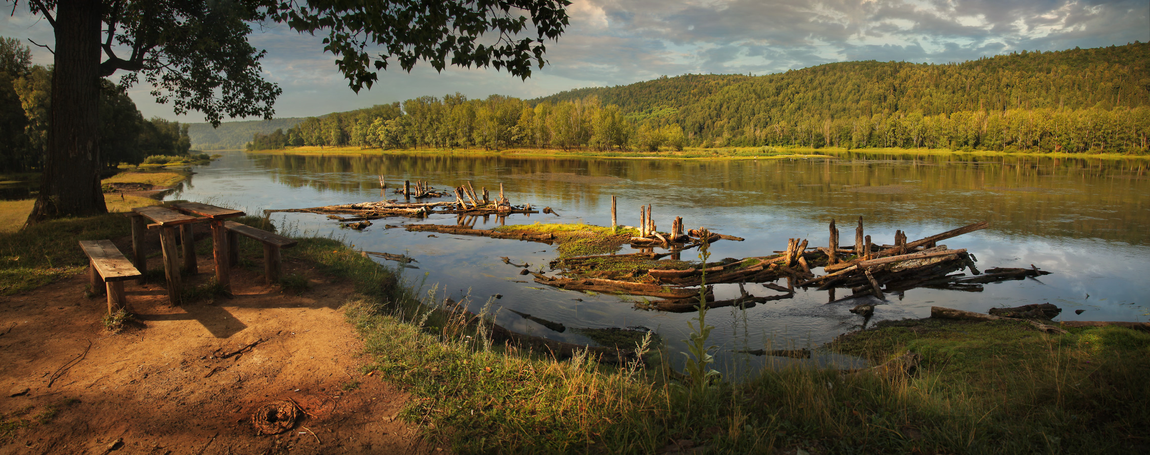 Лес валят, брёвна плывут.