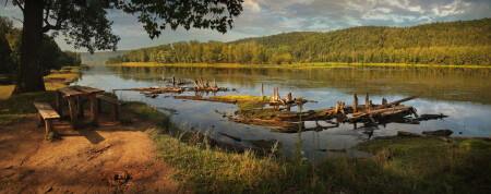 Лес валят, брёвна плывут.