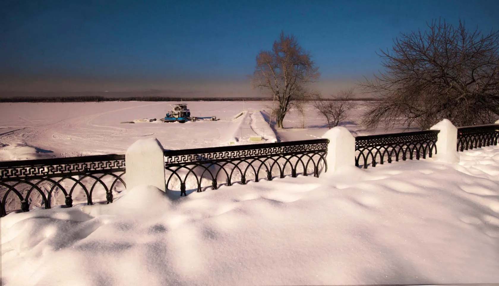 Белым снегом замело, запуржило, занесло...