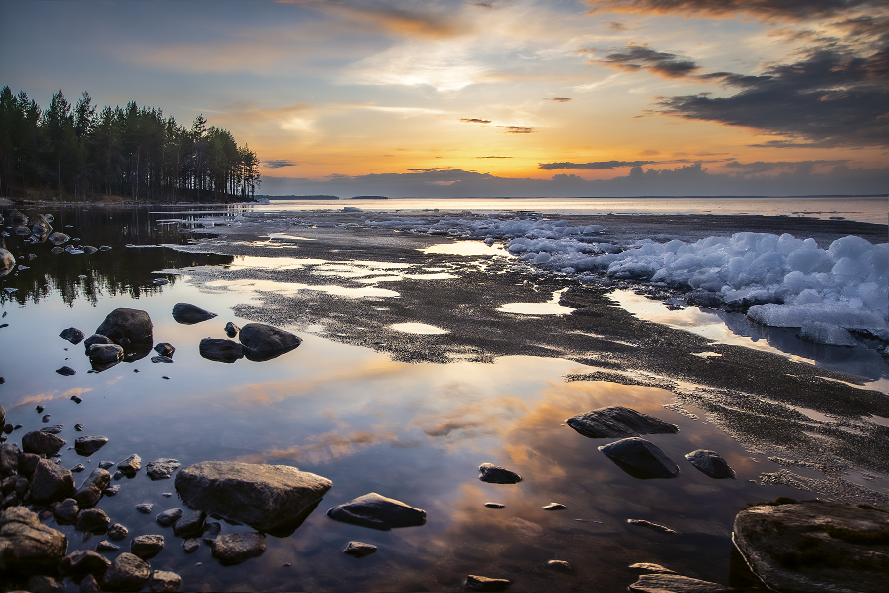 Последний ледок на Выгозере в мае после заката. 