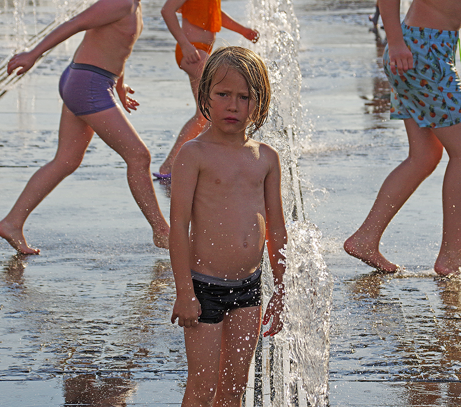 Мальчик в фонтане