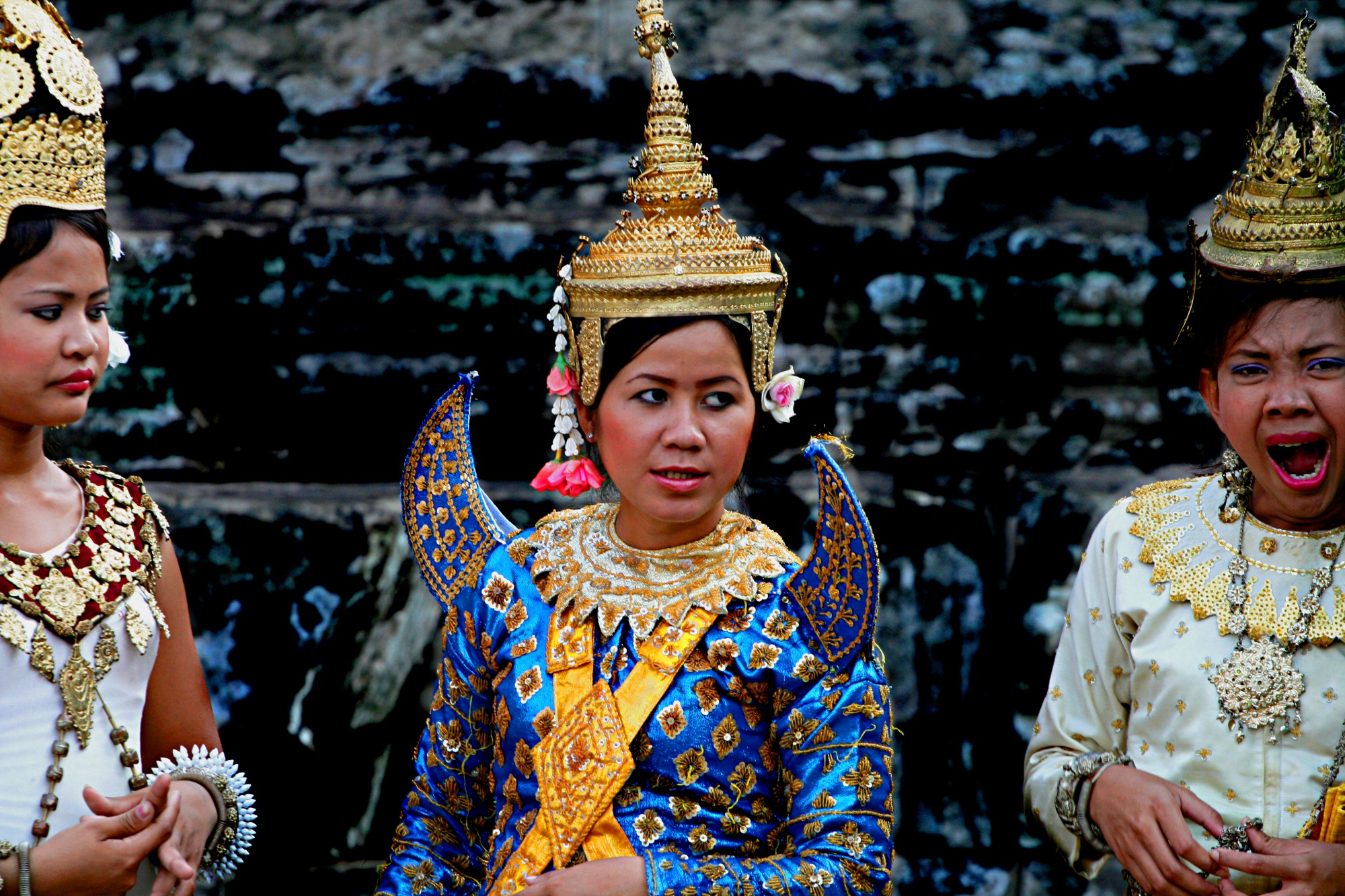 кому - краски, кому - буйство