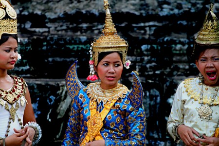 кому - краски, кому - буйство