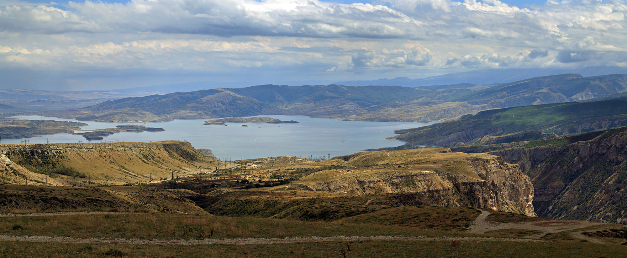 Вид на Чиркейское водохранилище