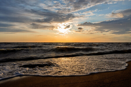 Закат на озере