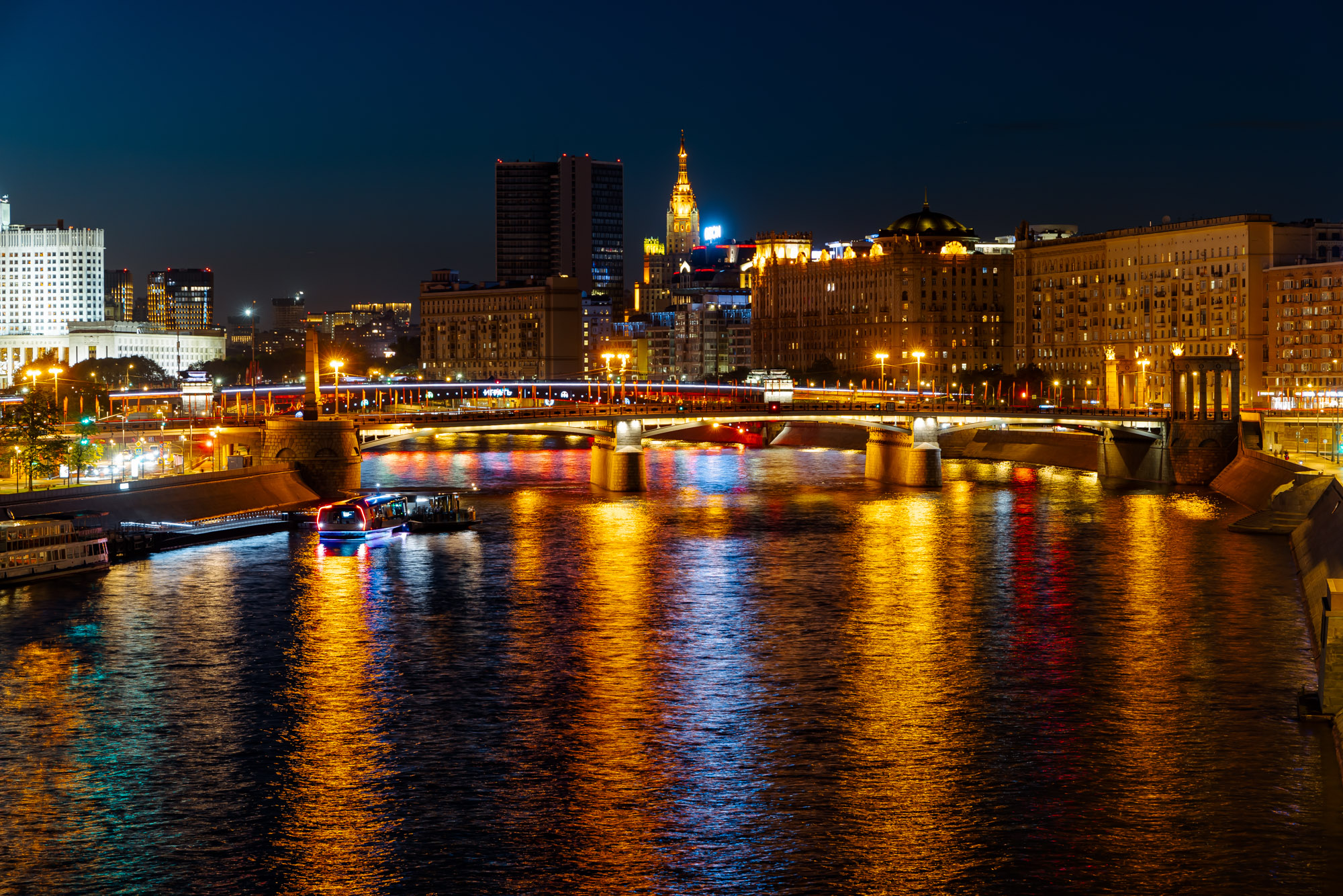 Плавают кораблики по Москва-реке