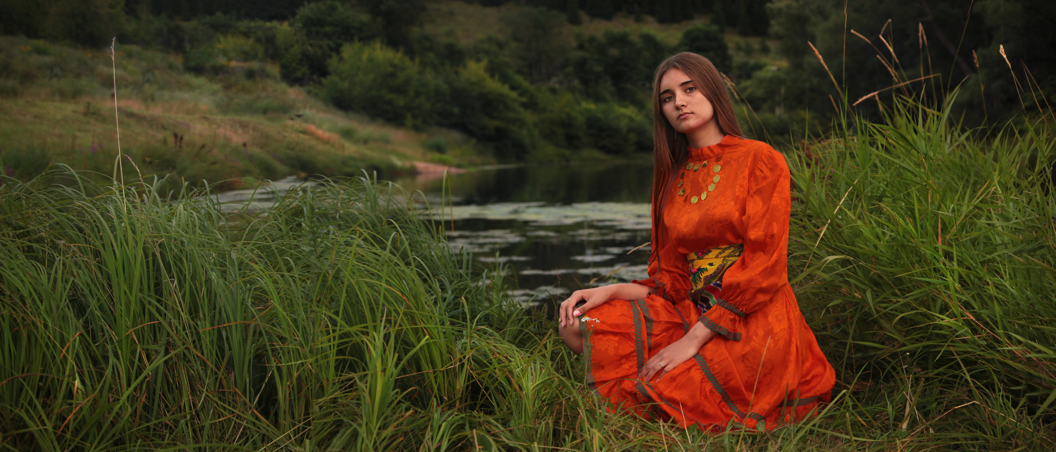 На берегу в любви мне вечер признавался.