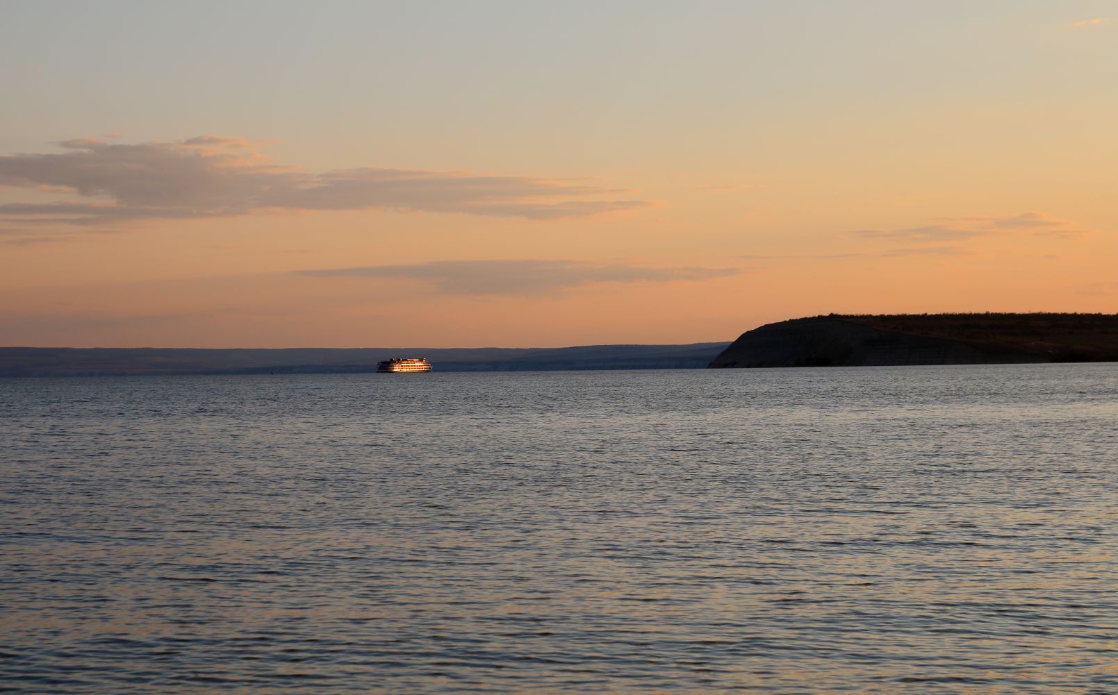 А теплоход у берега качает...