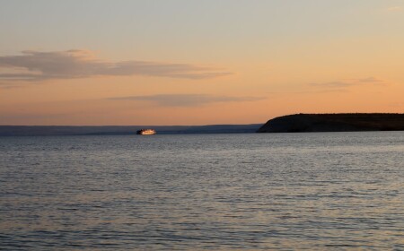 А теплоход у берега качает...