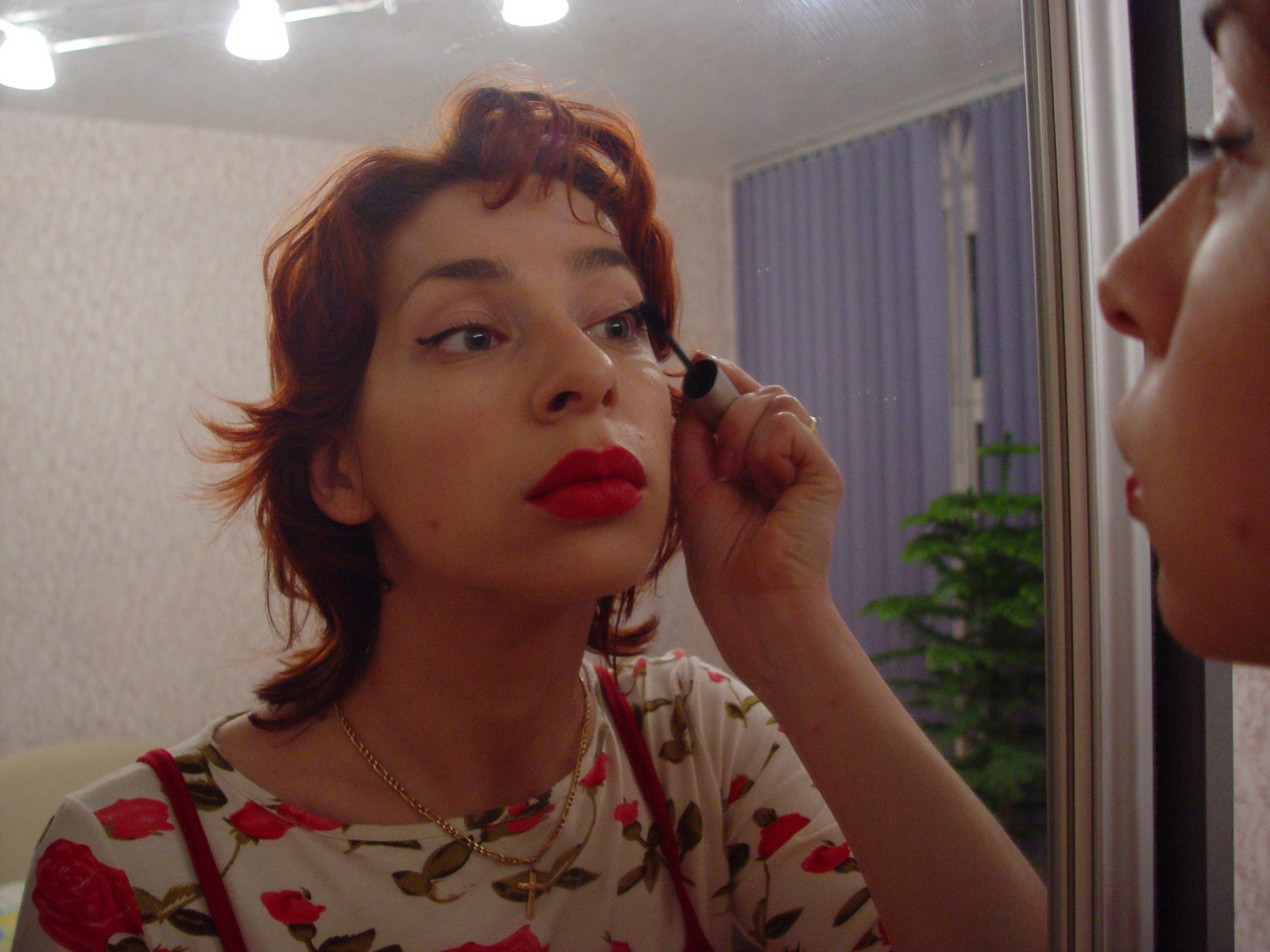 Девушка у зеркала