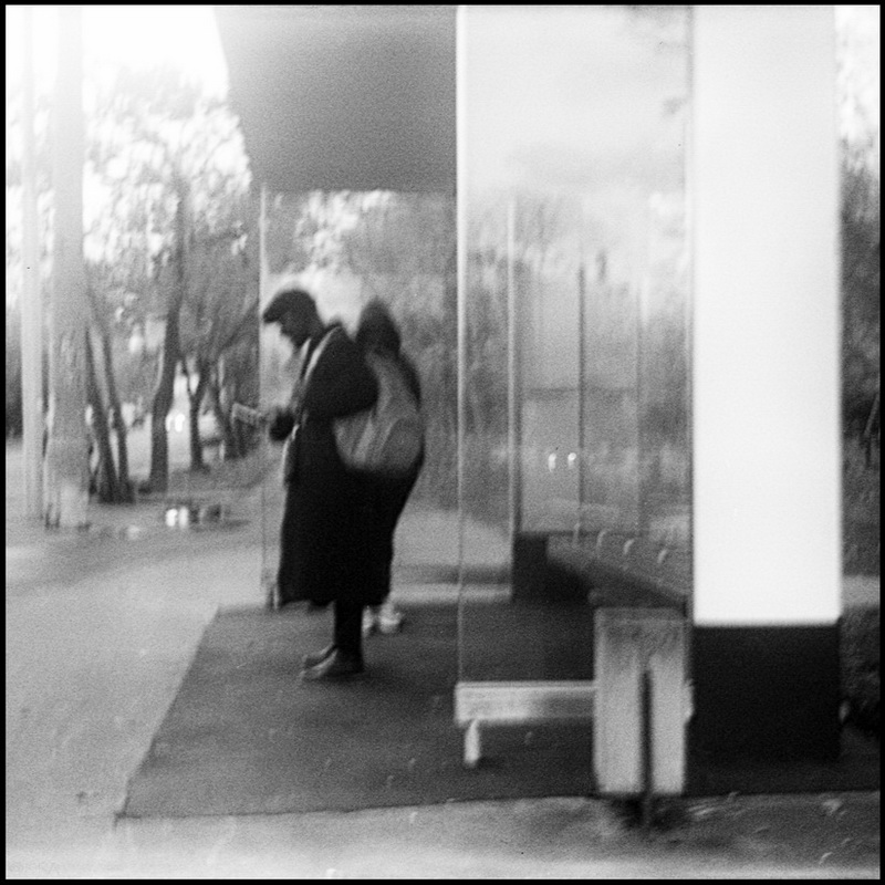 Два темнокожих человека стояли на остановке на востоке Москвы.