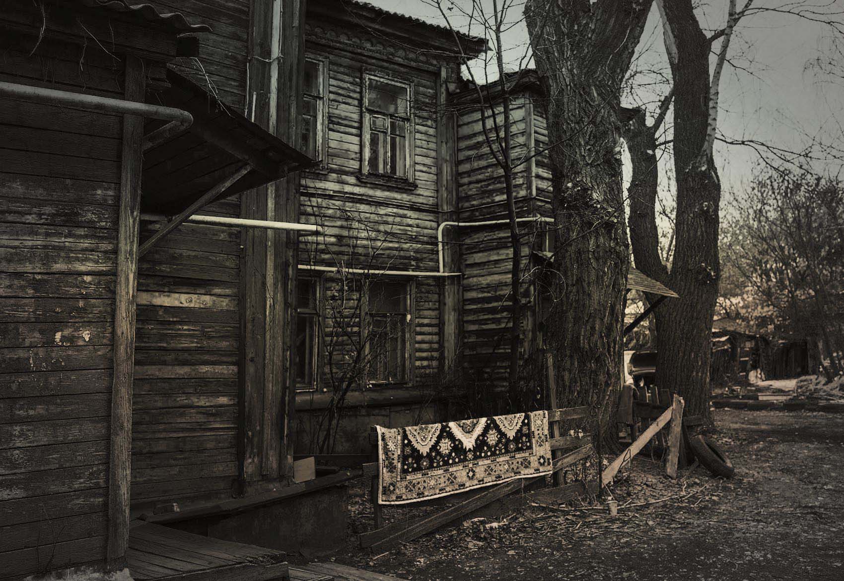 Дом с ковром на заборе...