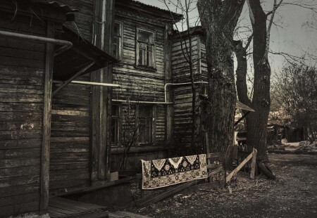 Дом с ковром на заборе...