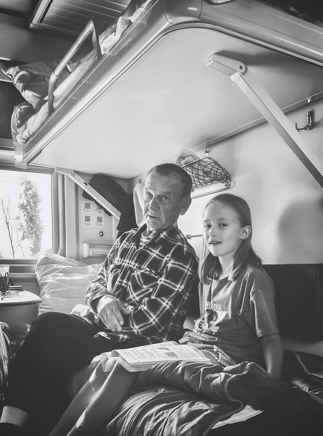 Попутчики — дедушка и внучка