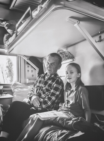 Попутчики — дедушка и внучка