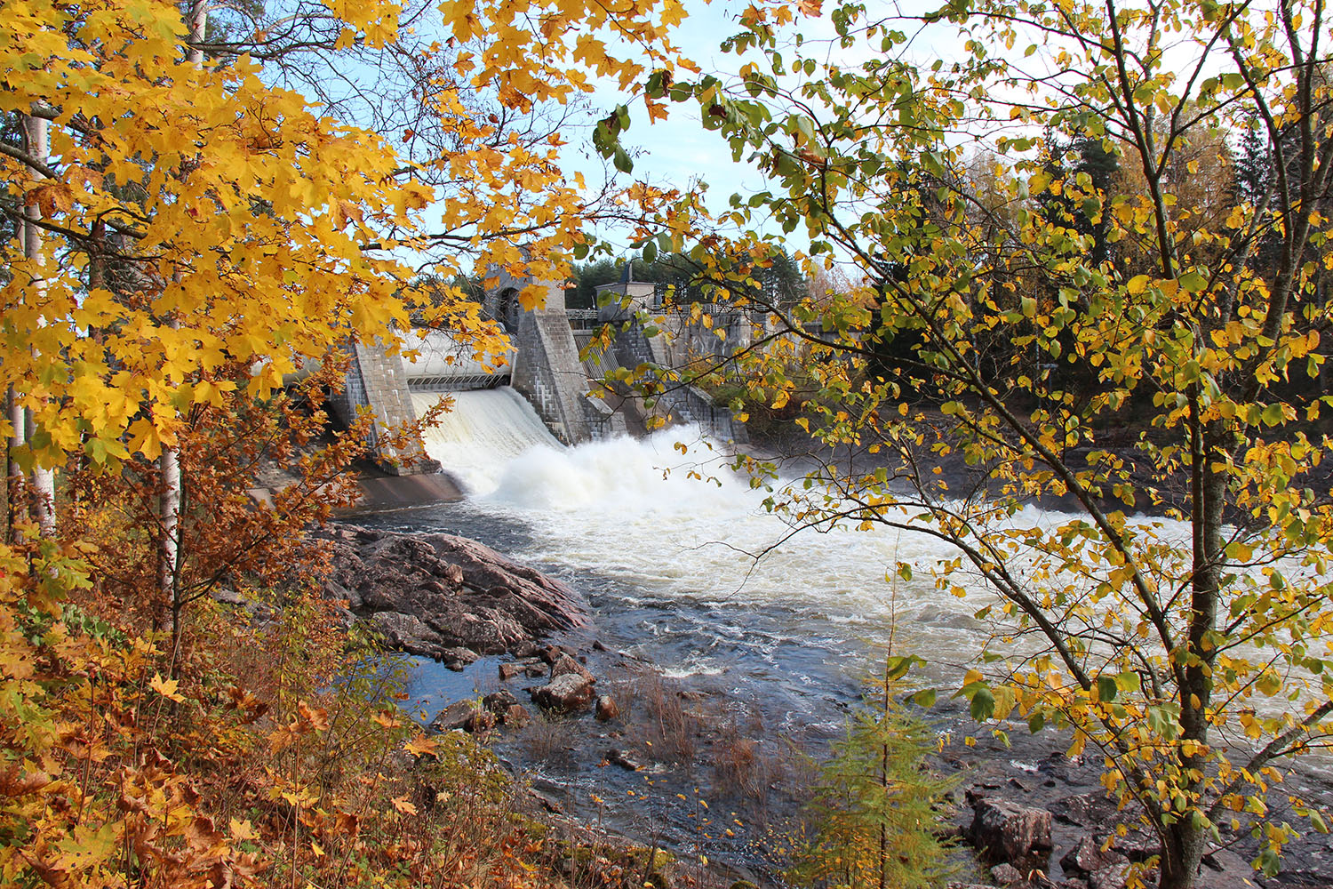 Буйство воды в осенних оттенках