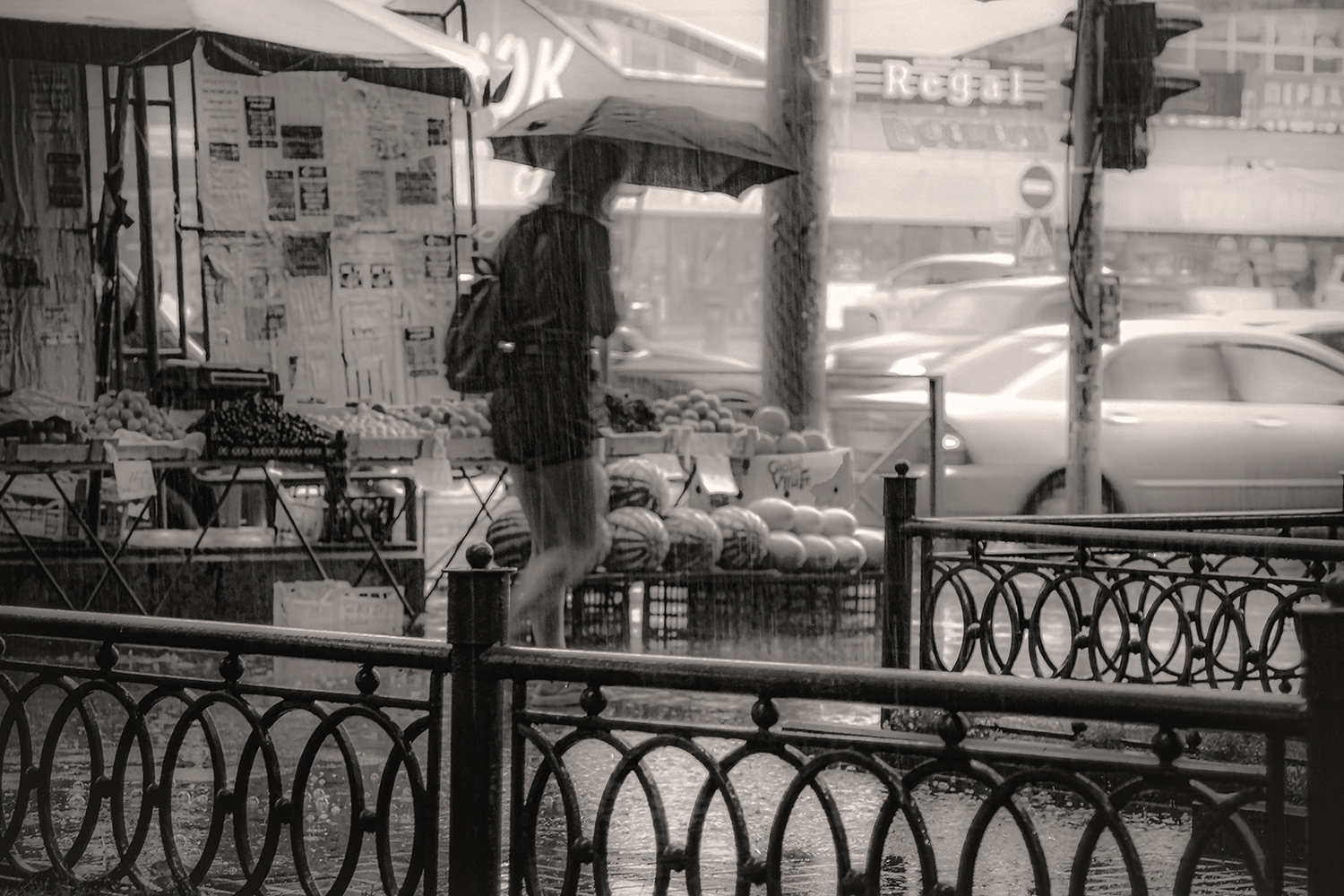 А ливень всё льёт да льёт 