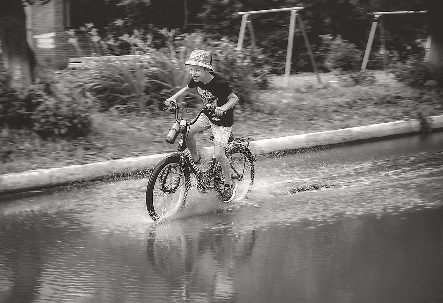 Гонять по лужам