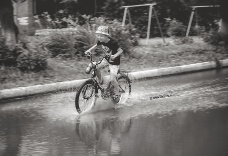 Гонять по лужам