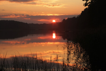 Закат на озере Омчино