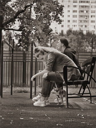 На скамейке...