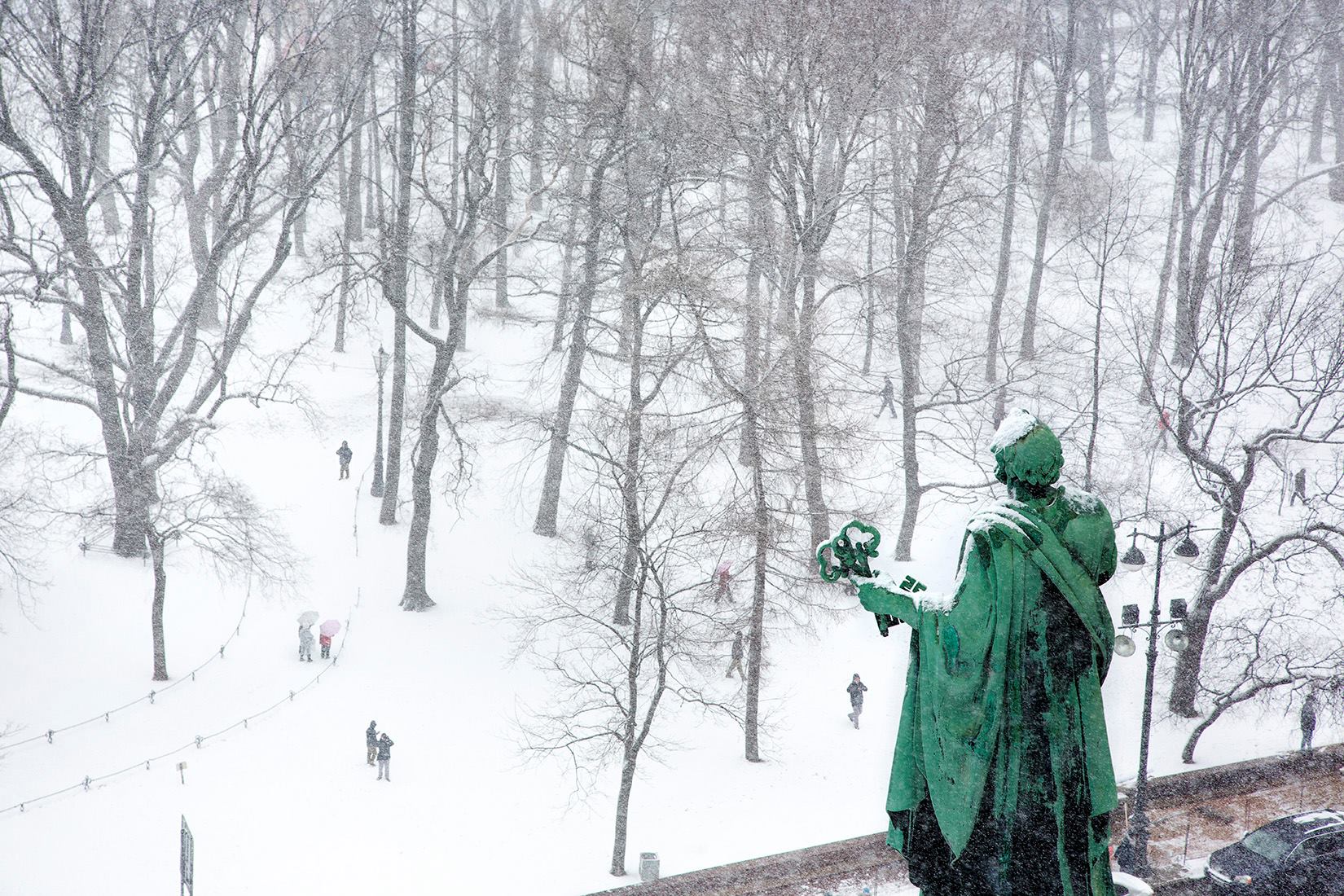 Александровский сад и апостол Пётр. С-Пб., март 2019.