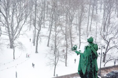 Александровский сад и апостол Пётр. С-Пб., март 2019.