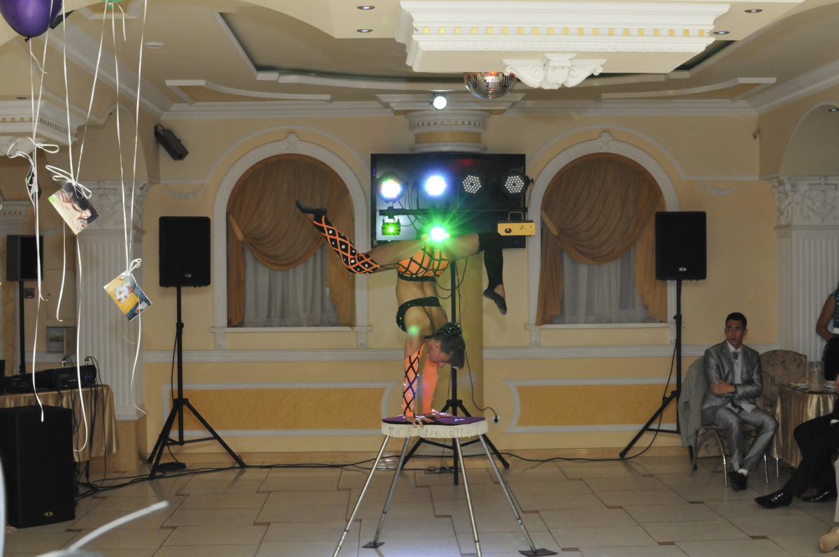 Месяц под косой блестит, А во лбу звезда горит. 