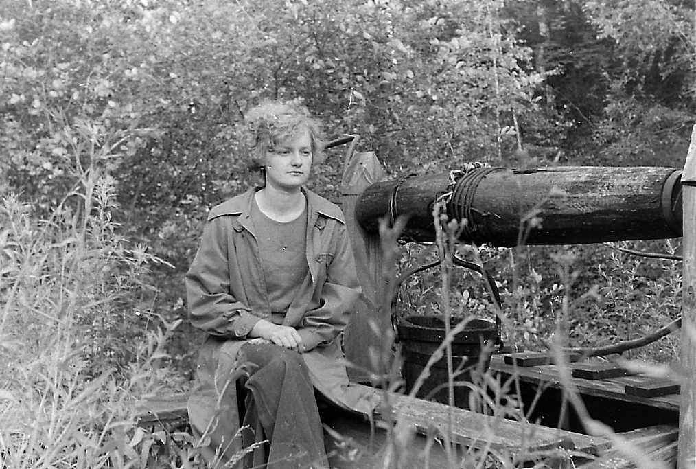 Девушка у колодца...