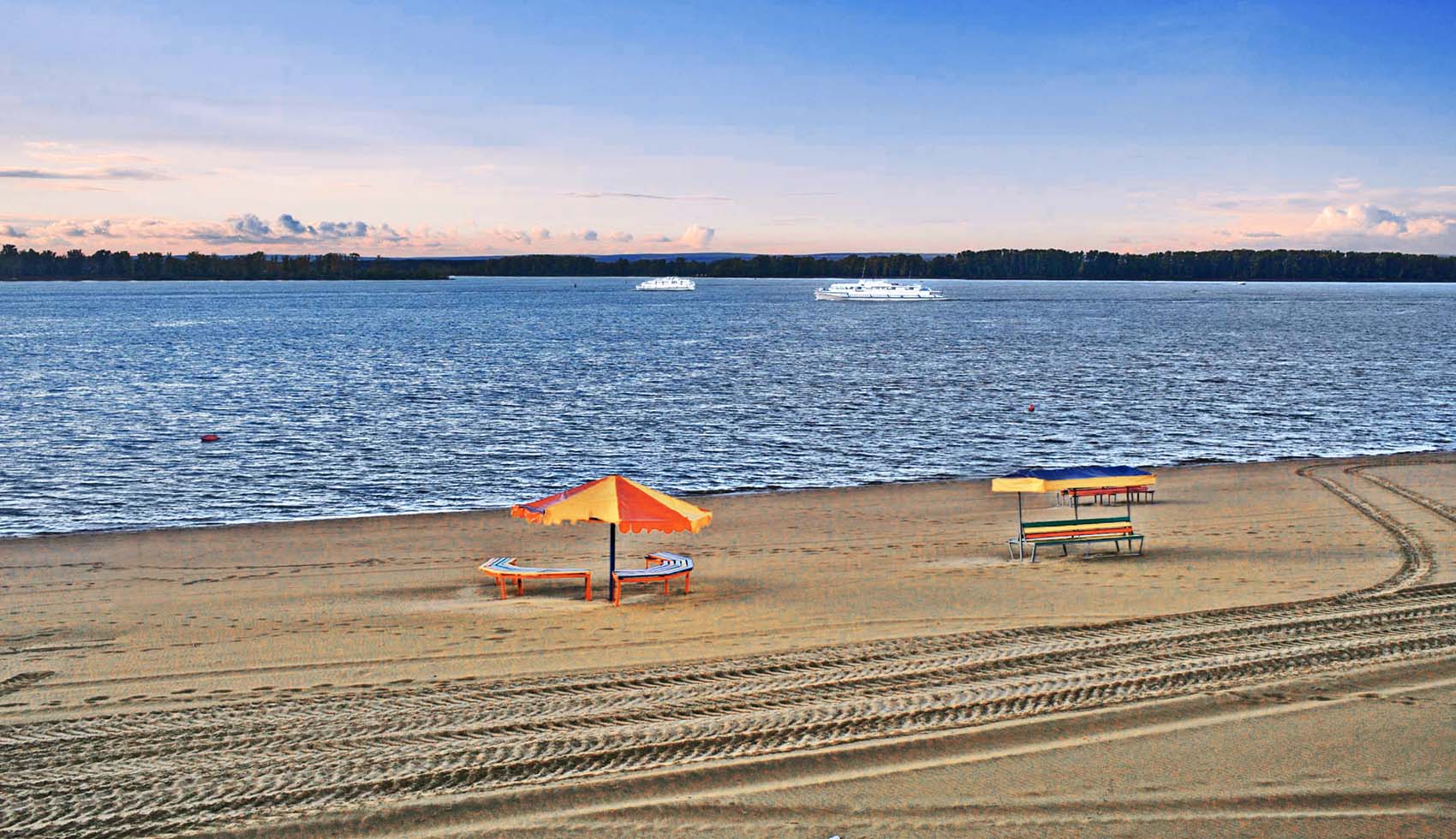 Пустынный пляж