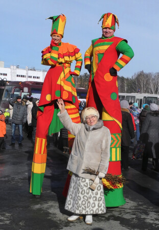 Великаны на празднике.