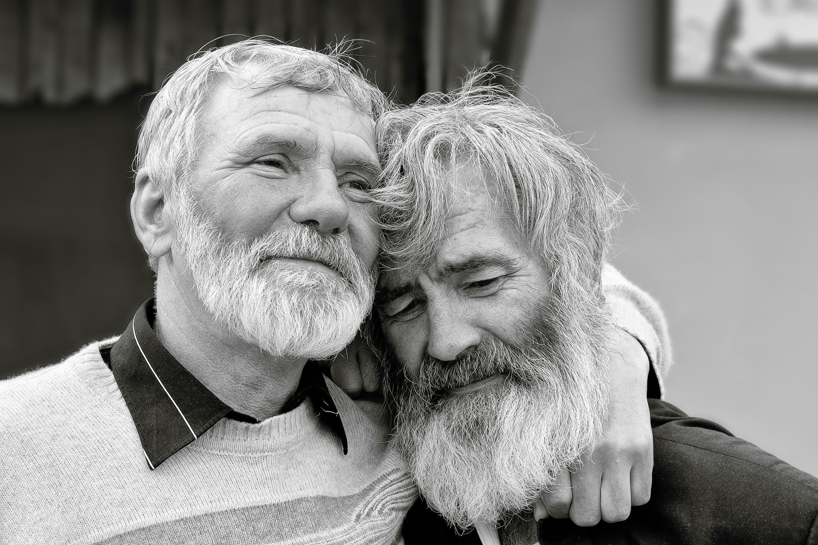 Если и встречаемся, так только на похоронах...