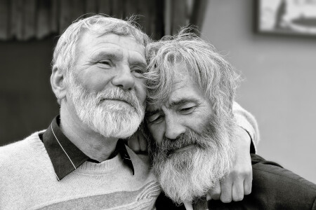 Если и встречаемся, так только на похоронах...