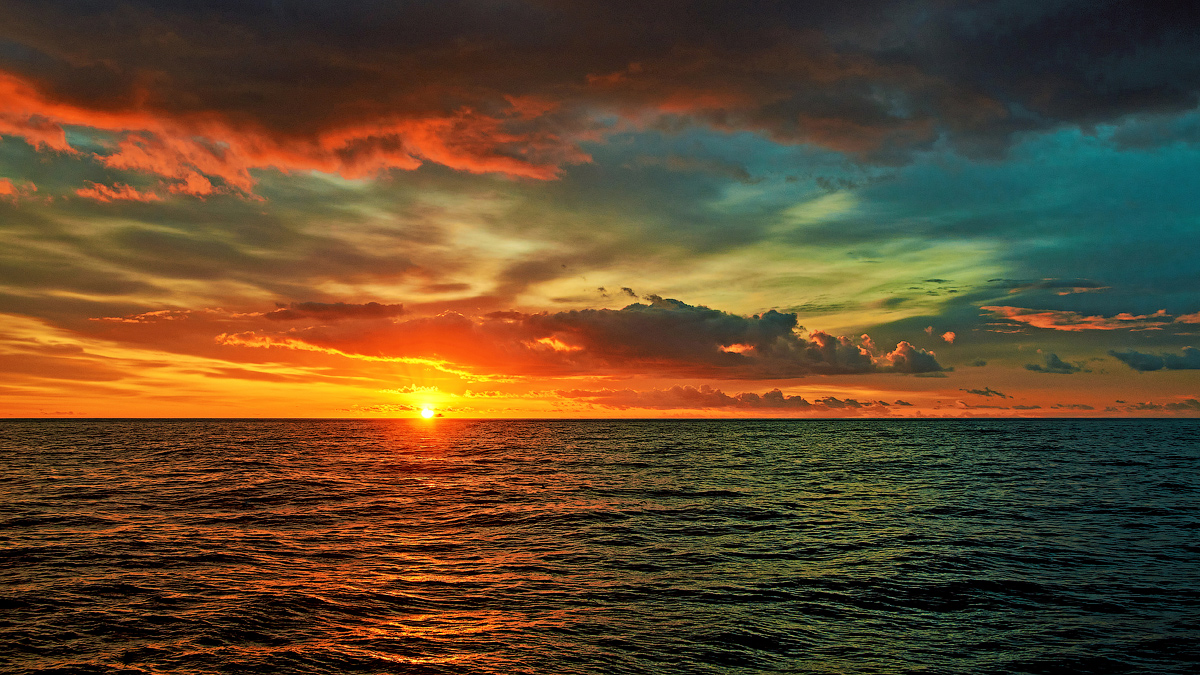 Рассвет в Охотском море.