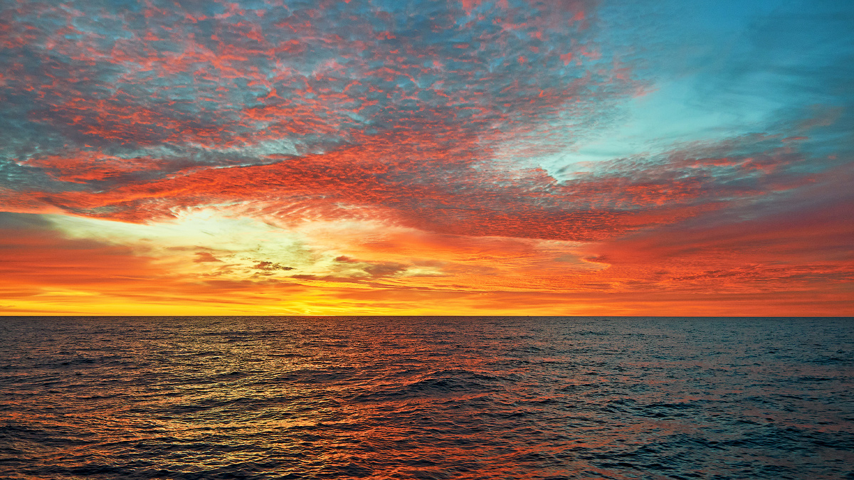 Рассвет в Охотском море.