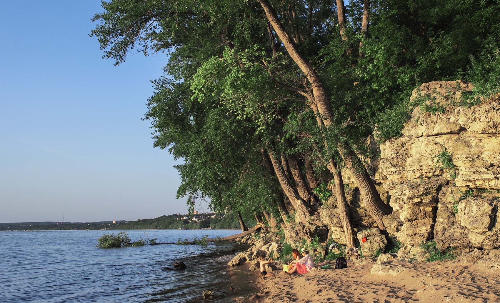 Отдых на берегу реки