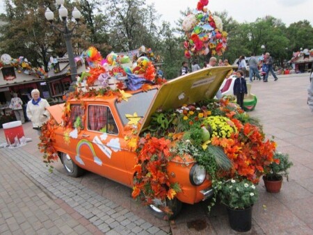 &quot;Запорожец&quot; весь в цветах и листьях