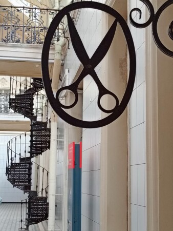 Посередине -гвоздик