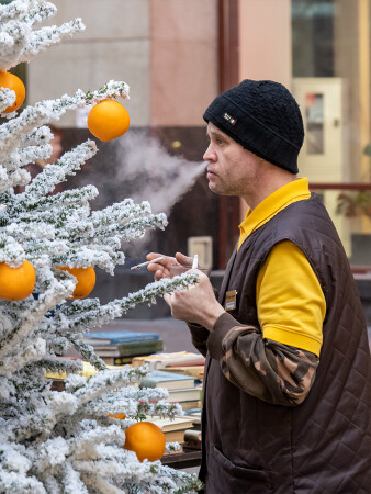 Вот докурю, и съем мандарин