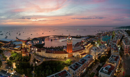 Где город отражается в море