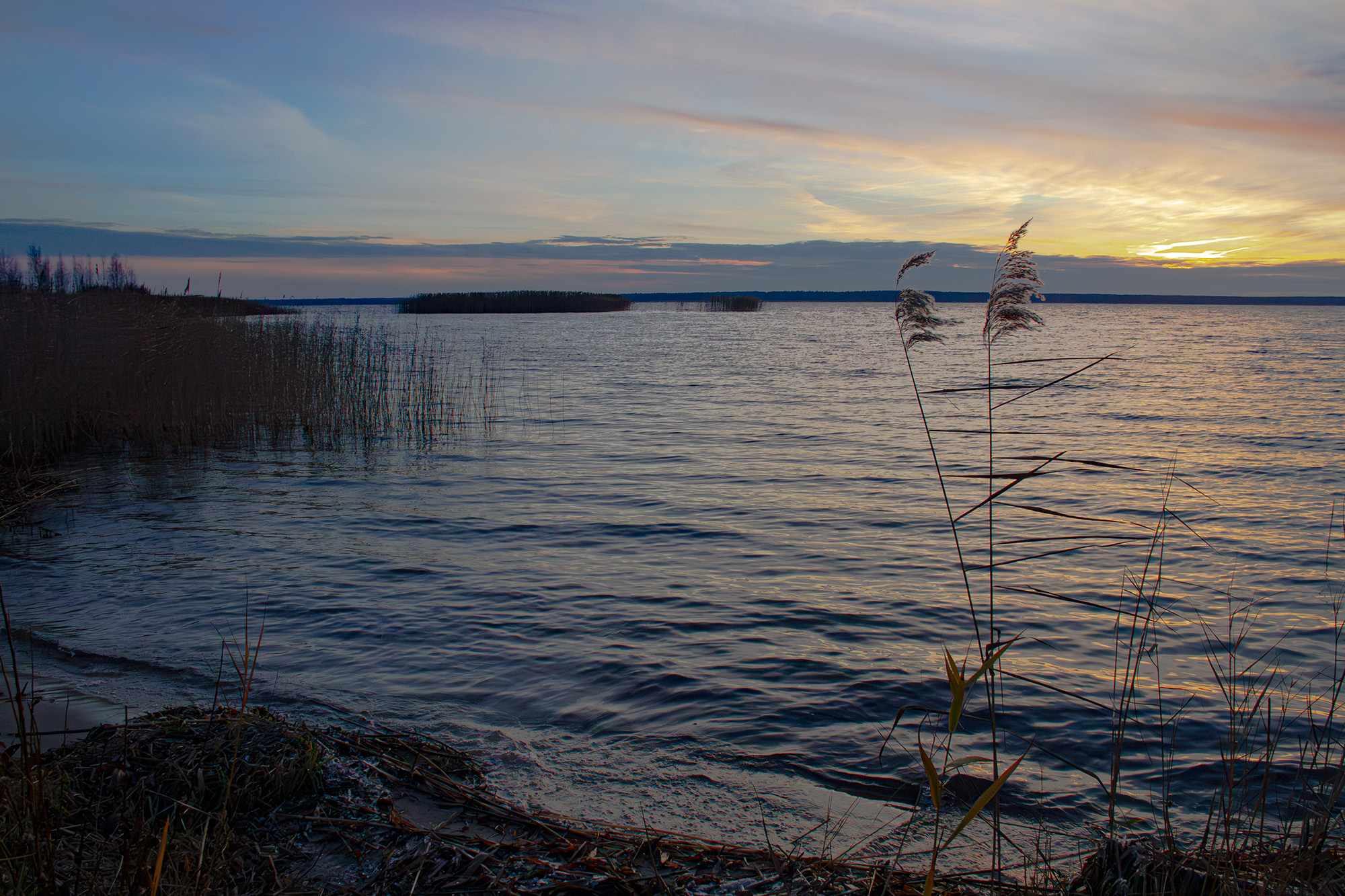 Закат на озере