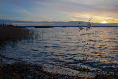 Закат на озере