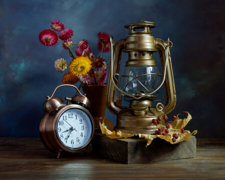 Часы и лампа