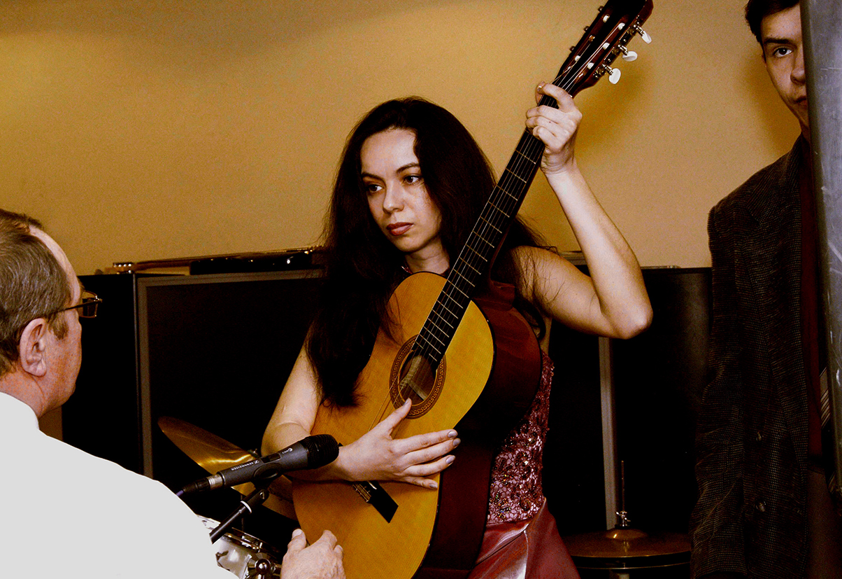 За кулисами.