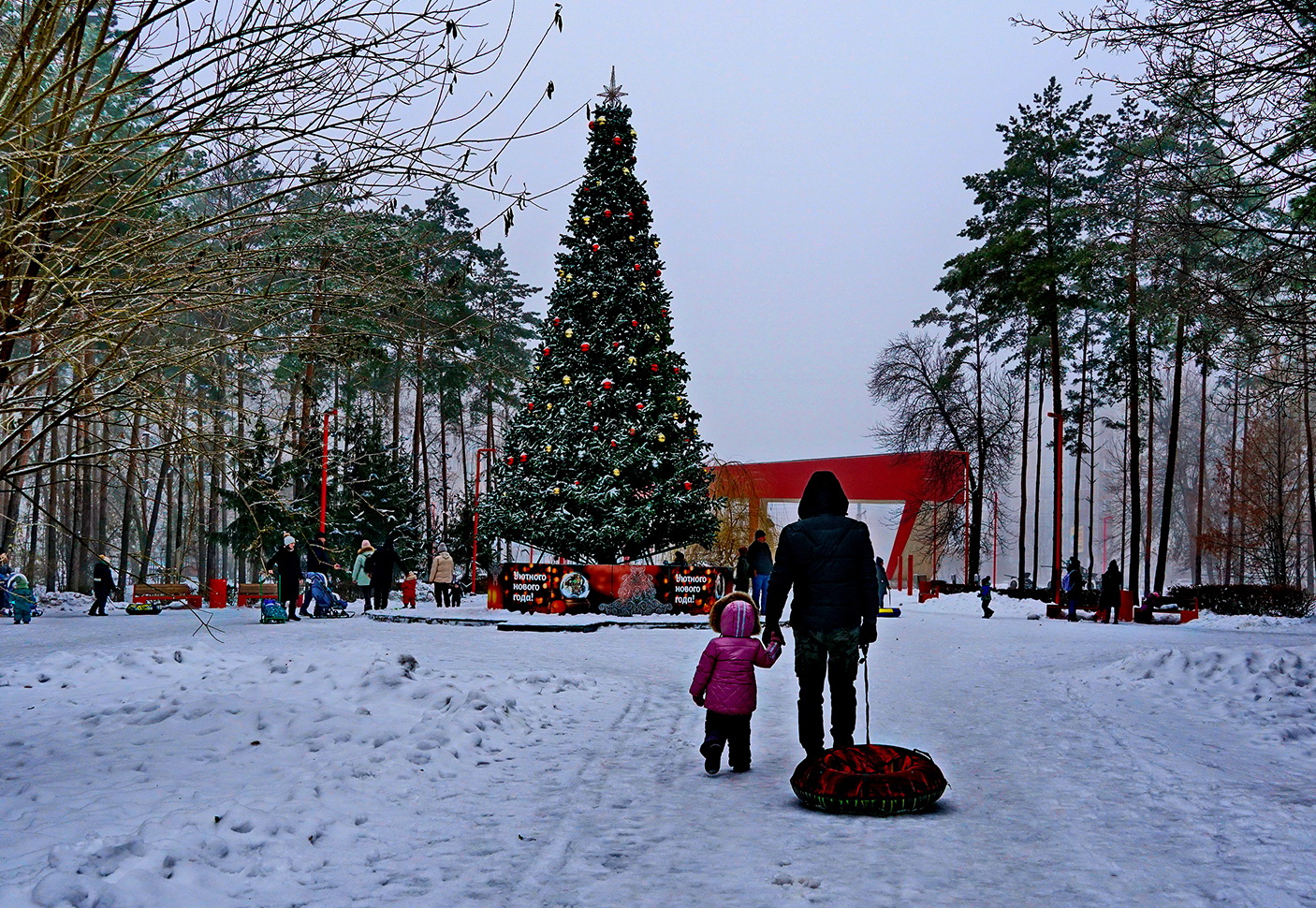 Нарядная ёлка готова к смене года.